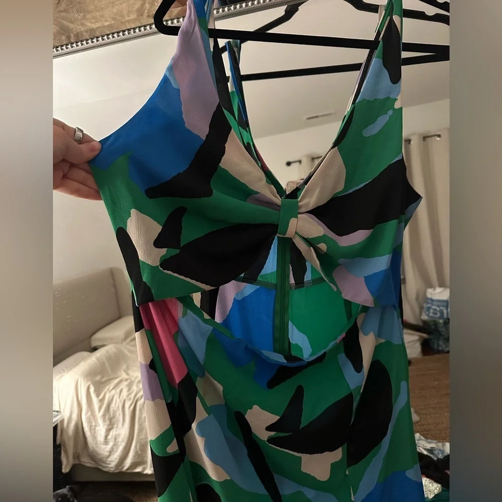 Stunning cut out dress with knot front and leg slit in bright abstract print - Picture 7 of 8